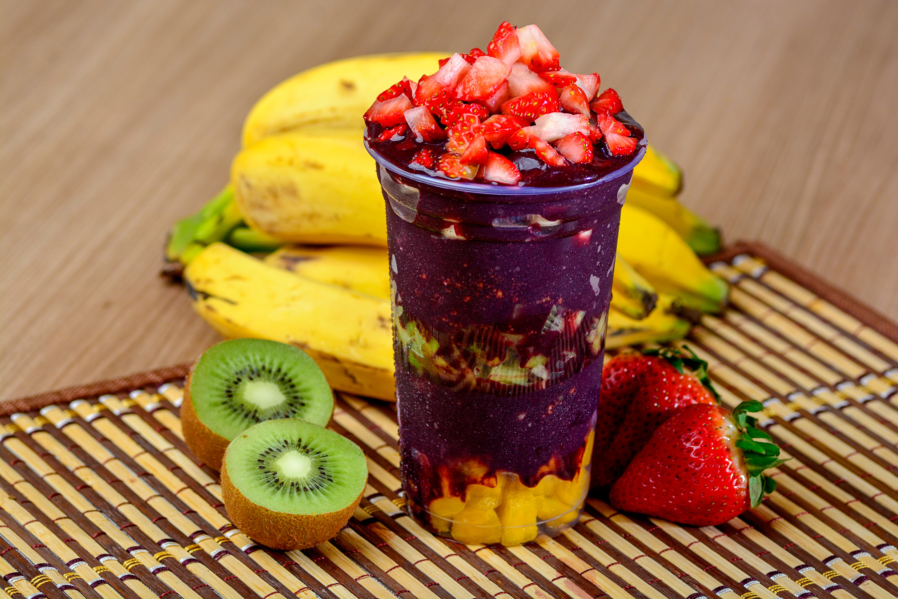 Copo com Açaí, Morango, Kiwi, Banana e Manga